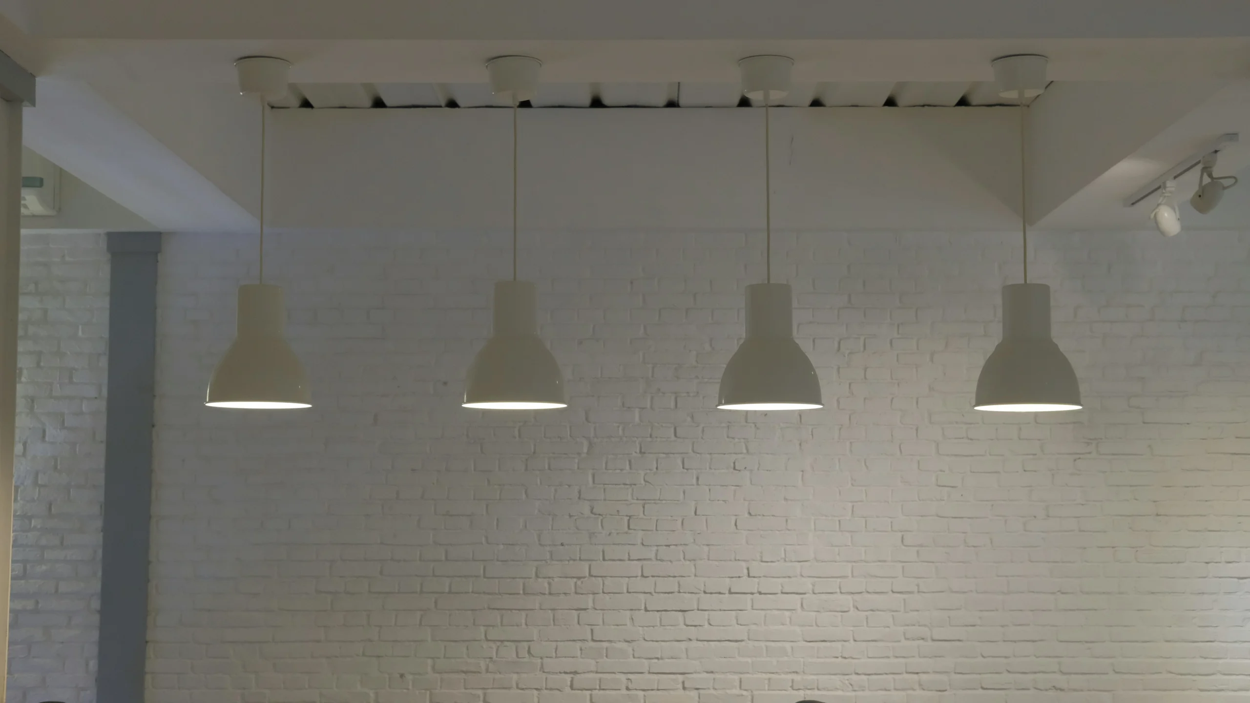 How to Choose the Best Lighting for Different Workspaces: Open vs. Closed Offices